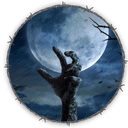 Main crispée et noire qui sort du sol avec la pleine lune en fond